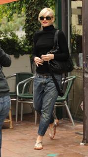 Gwen Stefani feet photo thumbnail