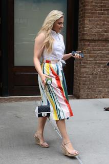 Chloë Grace Moretz feet photo thumbnail