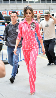Selena Gomez feet photo thumbnail