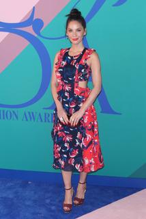 Olivia Munn feet photo thumbnail