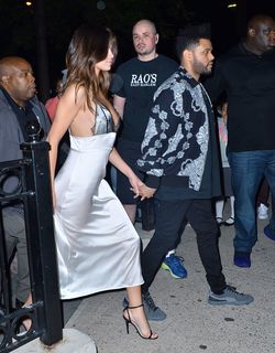 Selena Gomez feet photo thumbnail