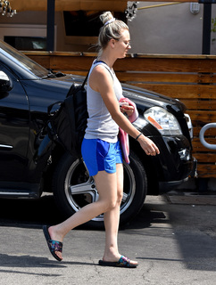 Kaley Cuoco feet photo thumbnail