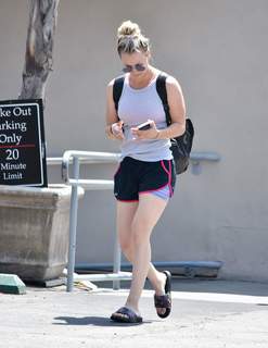 Kaley Cuoco feet photo thumbnail