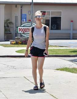 Kaley Cuoco feet photo thumbnail