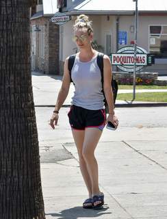 Kaley Cuoco feet photo thumbnail