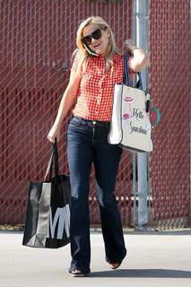 Reese Witherspoon feet photo thumbnail