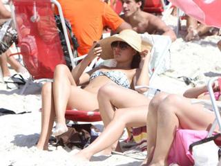 Isis Valverde feet photo thumbnail
