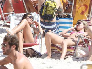 Isis Valverde feet photo thumbnail