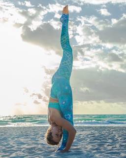 Kino MacGregor feet photo thumbnail