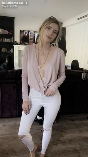 Bella Thorne feet photo thumbnail