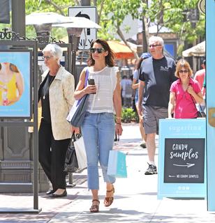 Katie Holmes feet photo thumbnail