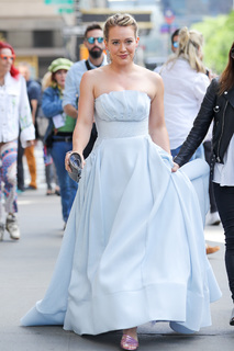 Hilary Duff feet photo thumbnail