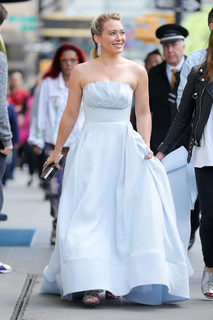 Hilary Duff feet photo thumbnail