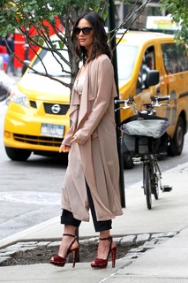 Olivia Munn feet photo thumbnail