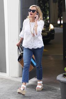 Reese Witherspoon feet photo thumbnail