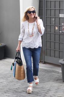 Reese Witherspoon feet photo thumbnail