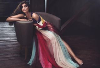 Sonam Kapoor feet photo thumbnail