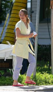 Hayden Panettiere feet photo thumbnail