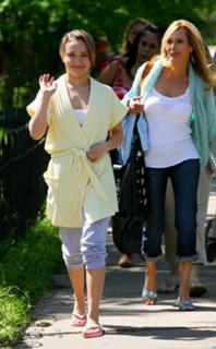 Hayden Panettiere feet photo thumbnail