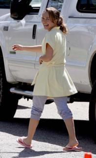 Hayden Panettiere feet photo thumbnail
