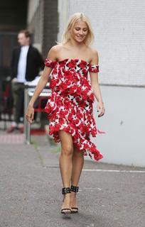 Pixie Lott feet photo thumbnail