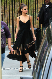 Selena Gomez feet photo thumbnail
