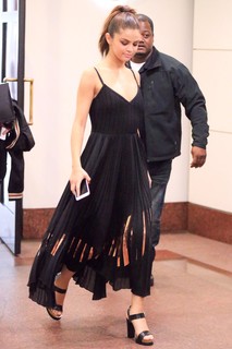 Selena Gomez feet photo thumbnail