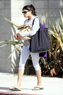 Rosario Dawson feet photo thumbnail