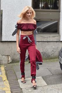 Pixie Lott feet photo thumbnail