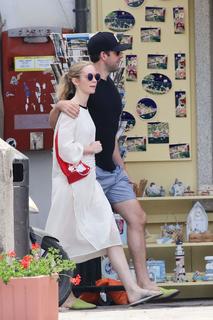 Emily Blunt feet photo thumbnail