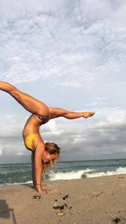 Kino MacGregor feet photo thumbnail