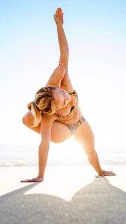 Kino MacGregor feet photo thumbnail