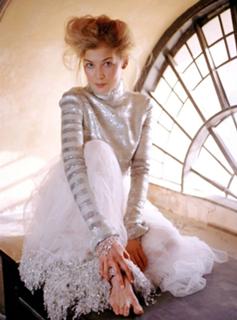 Rosamund Pike feet photo thumbnail