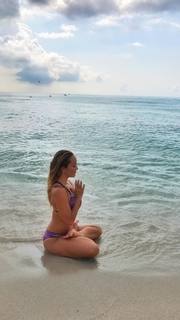 Kino MacGregor feet photo thumbnail