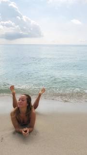 Kino MacGregor feet photo thumbnail