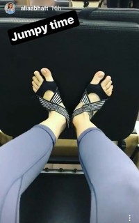 Alia Bhatt feet photo thumbnail