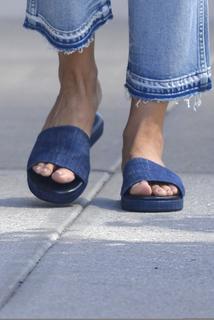 Heidi Klum feet photo thumbnail