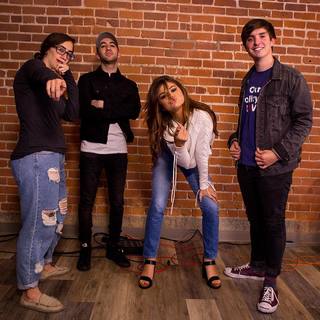 Selena Gomez feet photo thumbnail