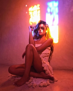 Shay Mitchell feet photo thumbnail