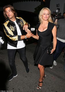Pamela Anderson feet photo thumbnail