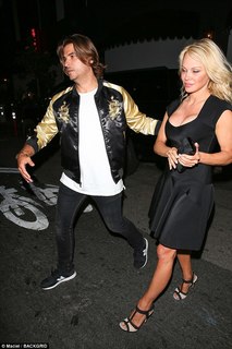 Pamela Anderson feet photo thumbnail
