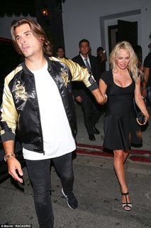 Pamela Anderson feet photo thumbnail