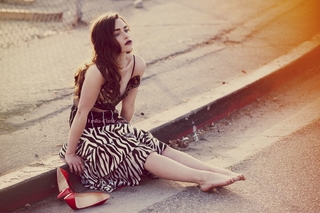 Emilia Clarke feet photo thumbnail