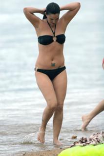 Drew Barrymore feet photo thumbnail
