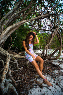 Isis Valverde feet photo thumbnail