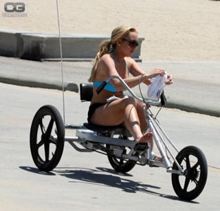 Lindsay Lohan feet photo thumbnail