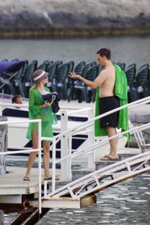 Hilary Swank feet photo thumbnail