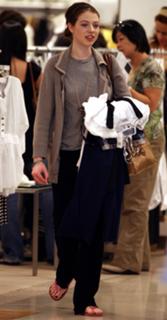 Michelle Trachtenberg feet photo thumbnail