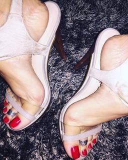Karin Klemp feet photo thumbnail