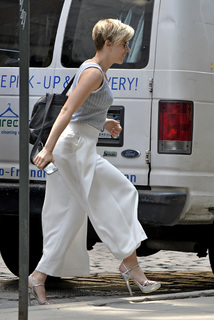 Scarlett Johansson feet photo thumbnail